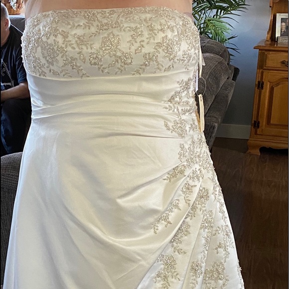 Wedding gown, never worn, never altered. - Picture 2 of 5